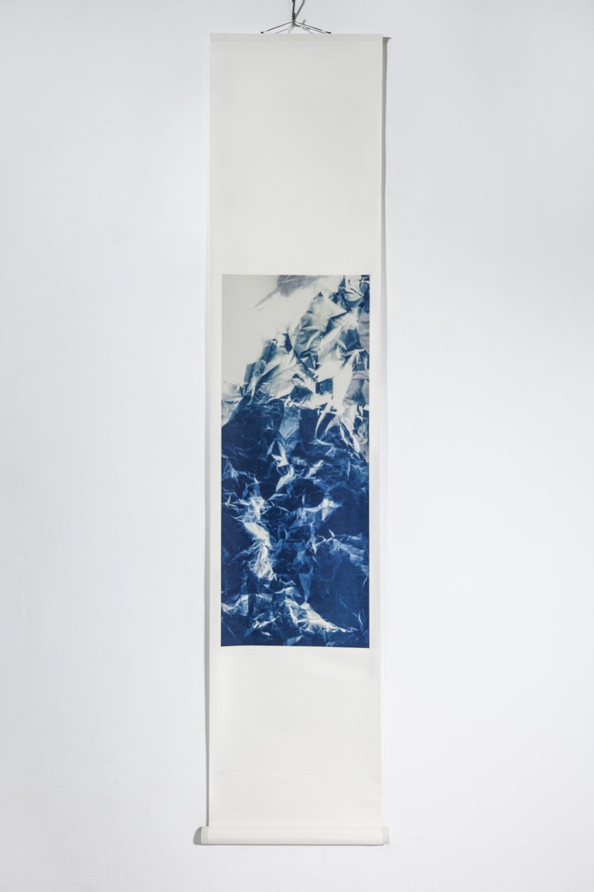 Galerie du Monde_Wu Chi-Tsung – Wrinkled Texture 047_Cyanotype Photography and Xuan Paper_88X34CM_2015_On Scroll